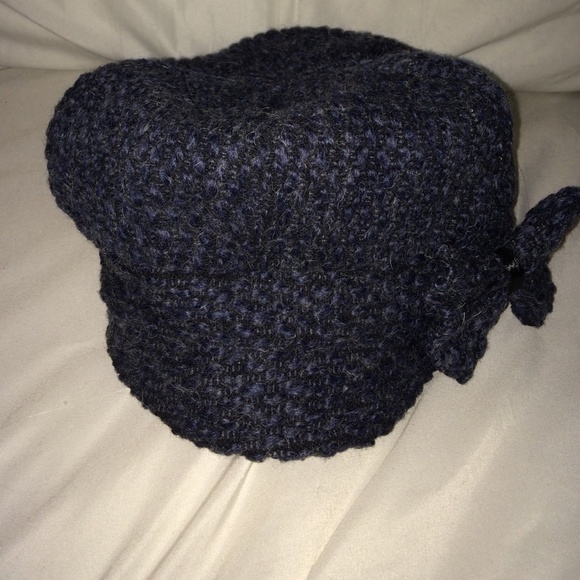 Blue/Grey brimmed cap with side bow. - Picture 4 of 4